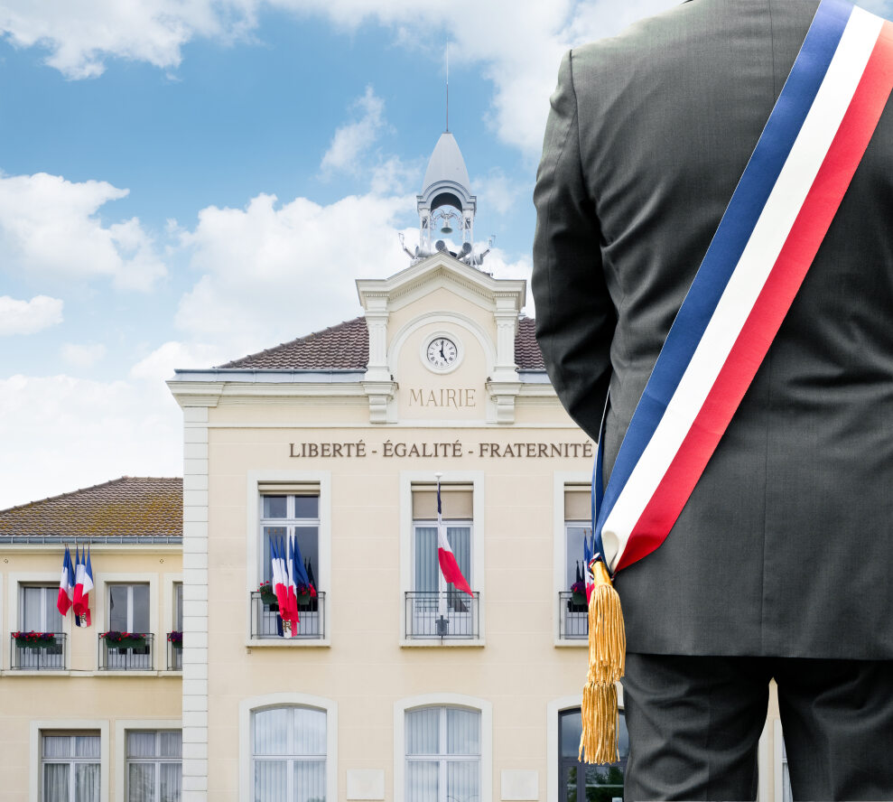 Maire devant sa mairie
