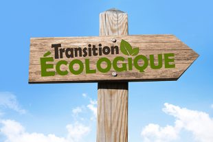 Panneau de direction vers la transition écologique