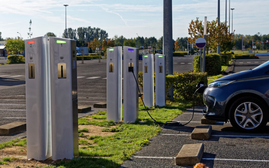 Bornes pour voitures électriques : une mobilisation hétérogène des élus locaux