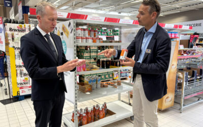 Gaspillage alimentaire : le député Guillaume Garot commence son tour de France dans un hypermarché Carrefour