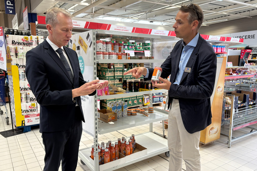 Gaspillage alimentaire : le député Guillaume Garot commence son tour de France dans un hypermarché Carrefour